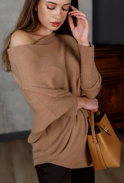 Светр із відкритим плечем