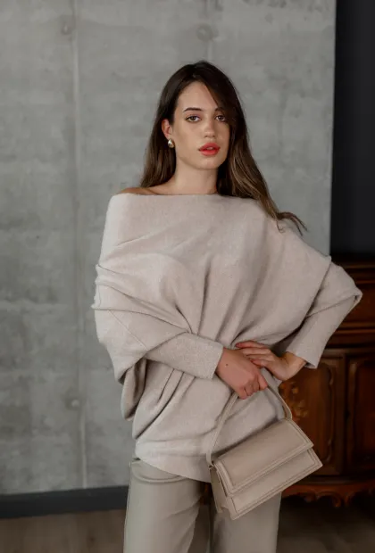 Светр із відкритим плечем