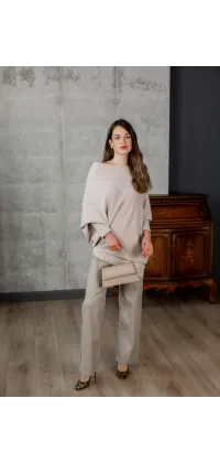 Светр із відкритим плечем. Колір: Бежевий