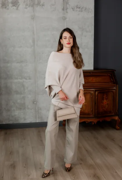 Светр із відкритим плечем