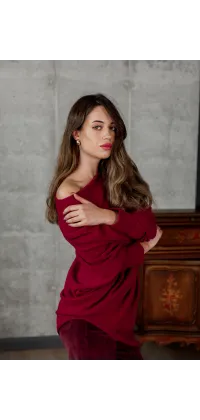 Светр асиметричний. Колір: Бордовий