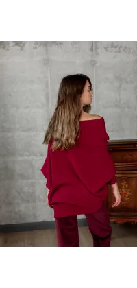 Асиметричний oversize светр насиченого бордового кольору з відкритим плечем, одяг від Jador