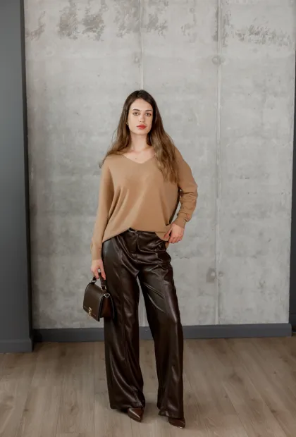 Светр з  вирізом