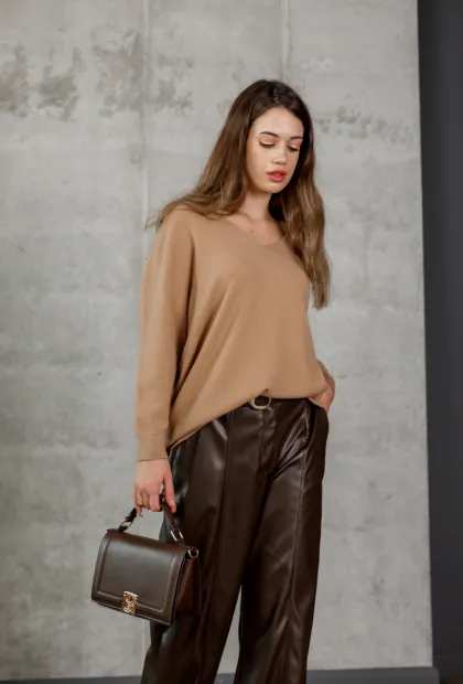 Светр з  вирізом