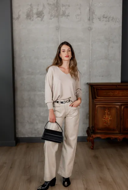 Светр з вирізом