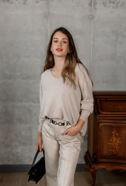 Светр з вирізом