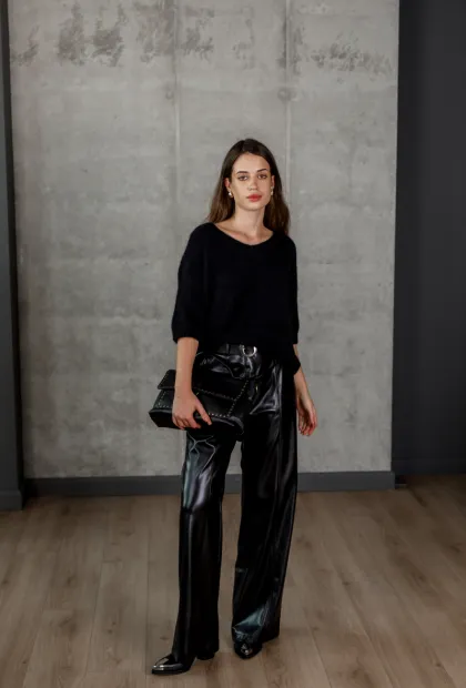 Светр з вирізом