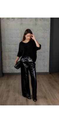 Светр з вирізом. Колір: Чорний