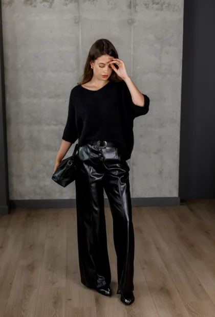 Светр з вирізом