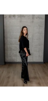 Светр з вирізом. Доступні розміри: 