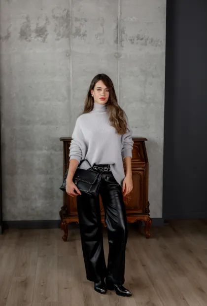 Базовий сірий светр