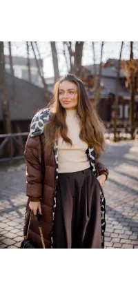 Пуховик довгий із капюшоном — колір гарячий шоколад, одяг від Jador