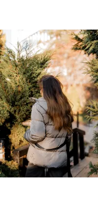 Жіноча куртка-пуховик з капюшоном та акцентним поясом., одяг від Jador