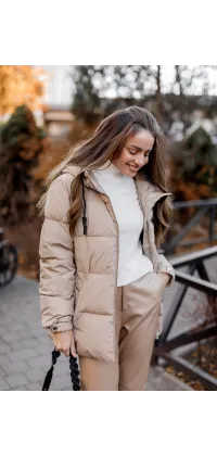 Бежевий демісезонний пуховик з капюшоном і поясом, який підкреслює талію., одяг від Jador
