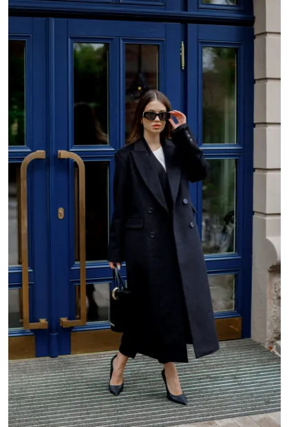 Класичне чорне пальто