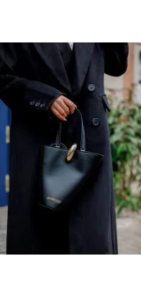 Двобортне пальто з відкладним коміром у стриманому чорному кольорі. Ідеальний вибір для базового гардероба., одяг від Jador