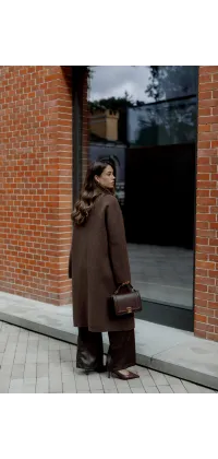 Двобортне пальто з відкладним коміром у насиченому відтінку гарячого шоколаду. Ідеальний вибір для елегантного осінньо-зимового образу., одяг від Jador