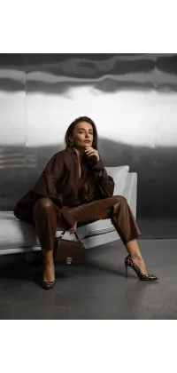 Жіноча сорочка з V-вирізом. Доступні розміри: XXS, S