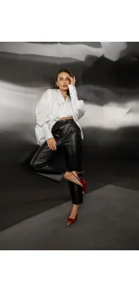 Легка об’ємна сорочка з V-вирізом — стильна класика в сучасному виконанні., одяг від Jador