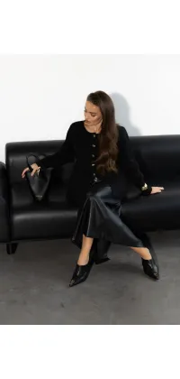 Елегантний жіночий жакет прямого крою з довгим рукавом та округлою горловиною., одяг від Jador