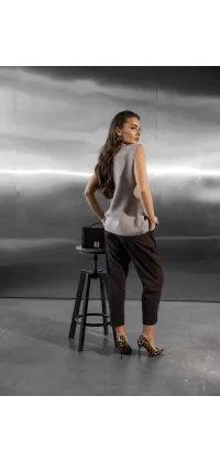 Стильний в'язаний жилет без рукавів із виразними металевими ґудзиками — ідеальний вибір для багатошарових образів у холодну пору року., одяг від Jador