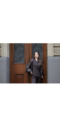 Укорочена куртка з преміальної екошкіри з капюшоном, об'ємними рукавами та застібкою-блискавкою., одяг від Jador