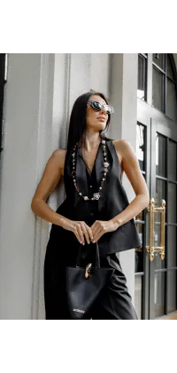 Жіночий жилет з краваткою. Колір: Чорний