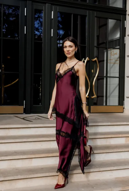 Спідниця з мереживною обробкою