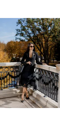 Чорна асиметрична сатинова сукня-комбінація з мереживом для елегантних образів., одяг від Jador