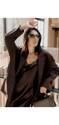 Лаконічний піджак IMPERIAL прямого крою у шоколадному відтінку з  класичним коміром, одяг від Jador