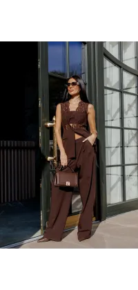 Жіночий жилет у відтінку гіркого шоколаду, виконаний із поєднання щільної костюмної тканини та прозорого мережива., одяг від Jador