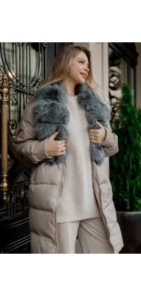 Пуховик до коліна з натуральним лебединим пухом, знімним хутряним коміром і поясом. Колір — бежевий. Вироблено у Франції., одяг від Jador