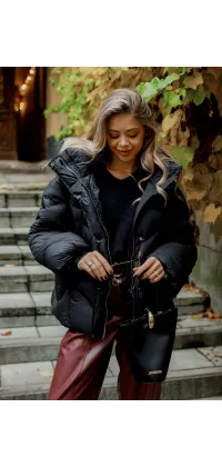 Жіноча  куртка з капюшоном. Колір: Чорний