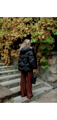 Обʼємна пухова куртка з капюшоном. Прямий крій, застібка на кнопки та блискавку, фігурна прострочка. Наповнювач — натуральний лебединий пух., одяг від Jador