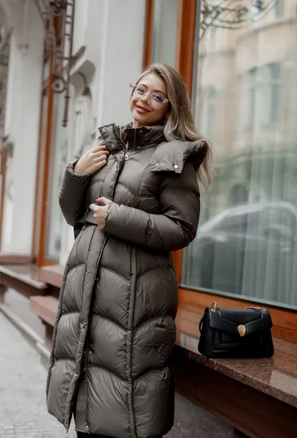 Жіночий пуховик з поясом