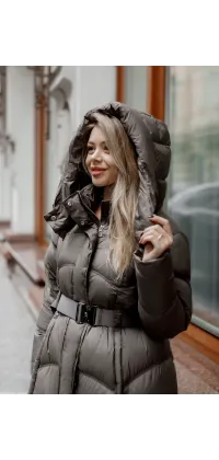 Зимовий пуховик нижче коліна з натуральним пухом, знімним капюшоном і поясом. Стриманий дизайн у сірому кольорі, одяг від Jador