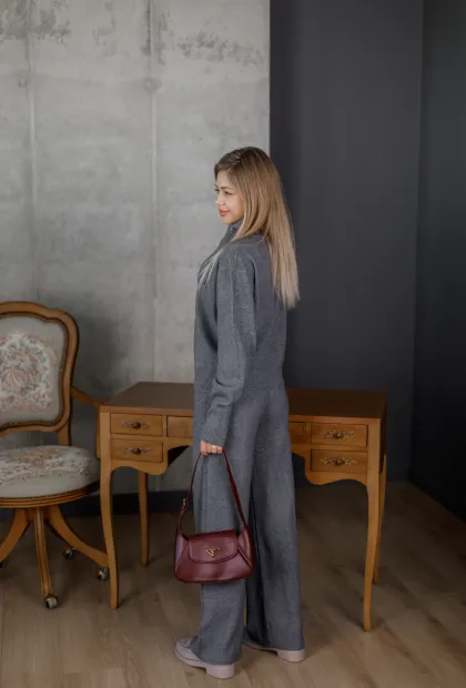 Сірий трикотажний костюм