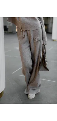 Бежевий трикотажний костюм в стилі Miu Miu із щільного трикотажу, одяг від Jador