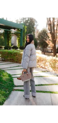 Пуховик в стилі Loro Piana – Сірий колір з хутряним коміром, одяг від Jador