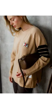 Светр з нашивкою. Доступні розміри: Tu