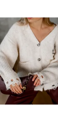 Кардиган з брошкою у стилі Chrome Hearts, молочний з фактурною в'язкою, одяг від Jador