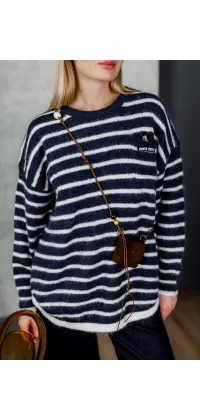 Стильний смугастий светр у темно-синіх і білих тонах з накладним брендовим логотипом Miu Miu та декоративною міні-сумкою на шнурку — тренд сезону., одяг від Jador