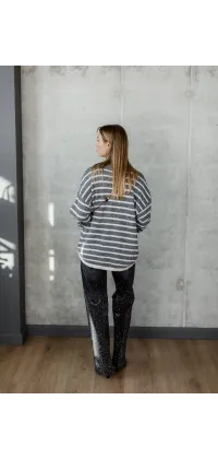 Оверсайз светр в сірому кольорі з білими смужками та актуальним нашивним логотипом Miu Miu., одяг від Jador