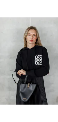 В'язаний светр з капюшоном у стилі Loewe, чорний колір, акцент на великому об’ємному логотипі, м’яка фактура, зручна посадка, одяг від Jador
