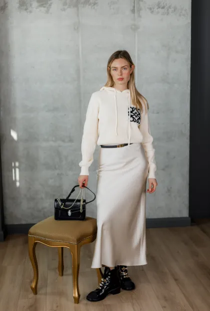 Светр жіночий з капюшоном