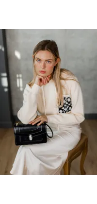 Трендовий светр з капюшоном у стилі Loewe у ніжному молочному кольорі., одяг від Jador