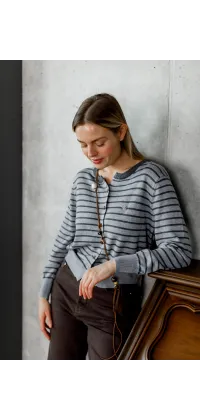 Сірий в'язаний светр у стилі Miu Miu  М'яка комплектується невеликою кросбоді-сумкою, одяг від Jador