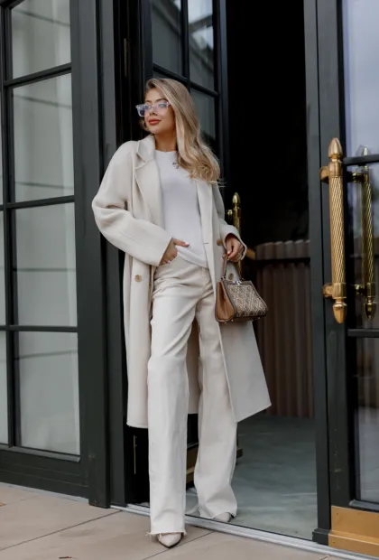 Класичне біле пальто