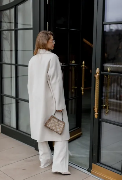 Класичне біле пальто