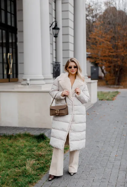 Білий подовжений пуховик